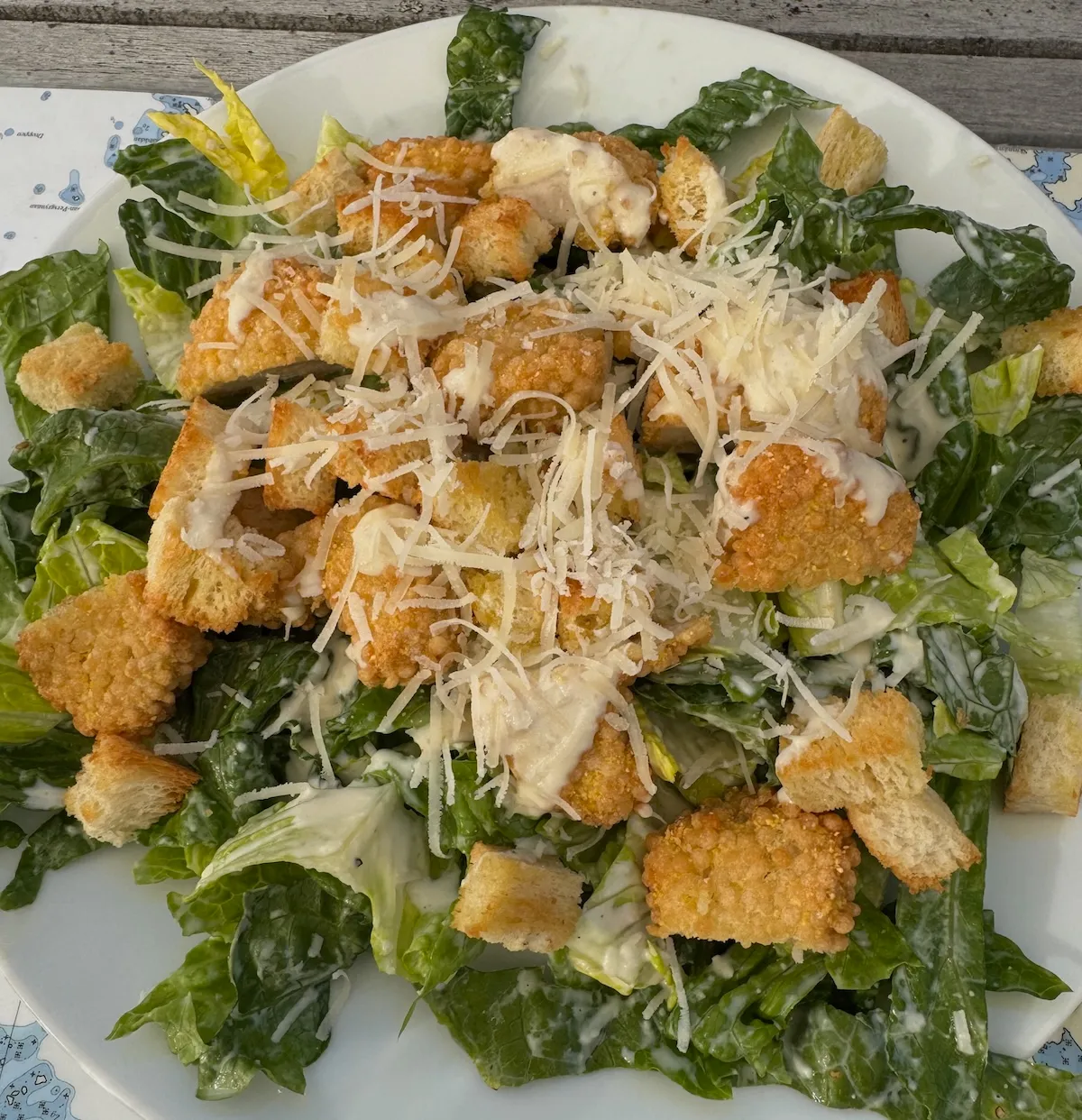 Caesar-sallad med chicken nuggets