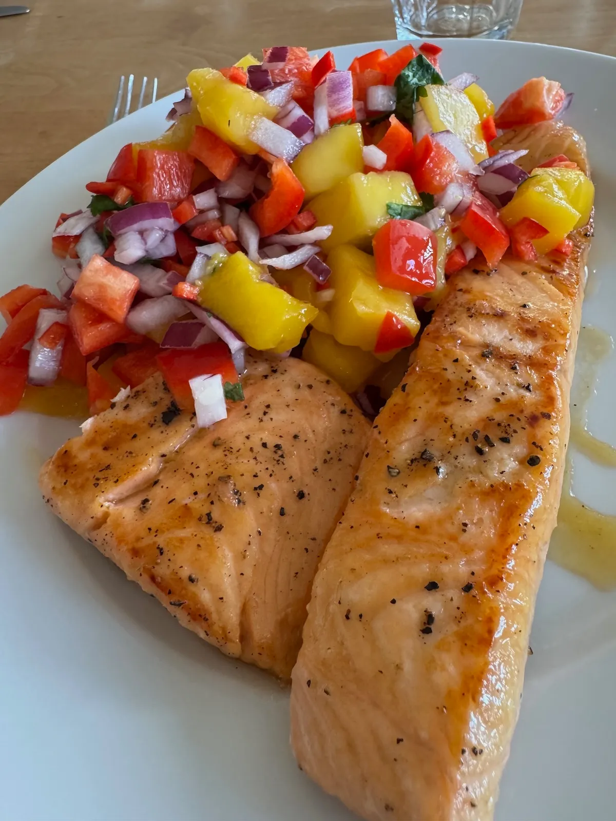 Honungsstekt lax med mango-salsa