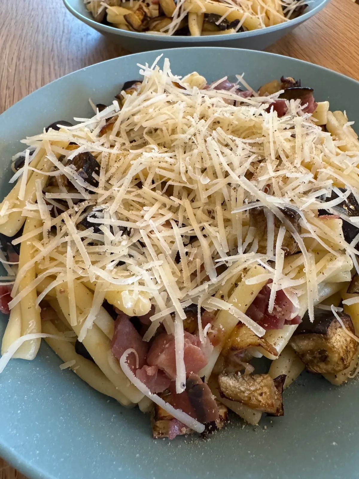 Pasta med aubergine och prosciutto