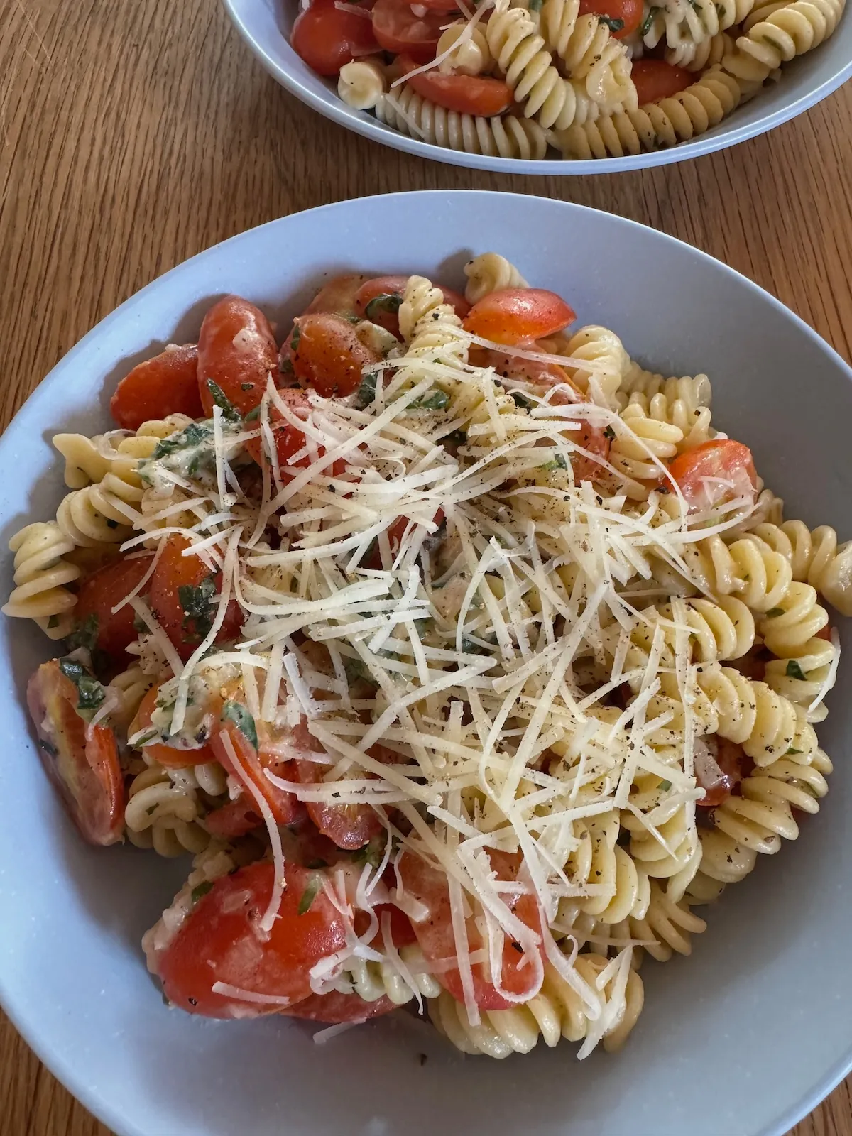 Pasta med körsbärstomater och dragon