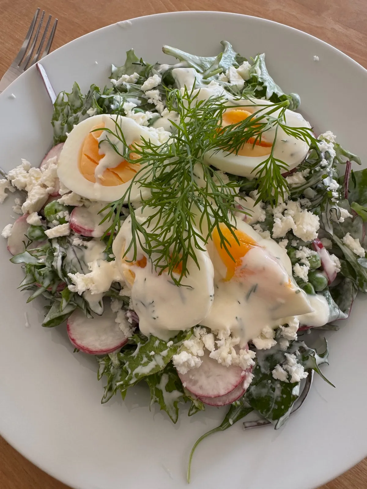 Sallad med ärter och krämig dressing