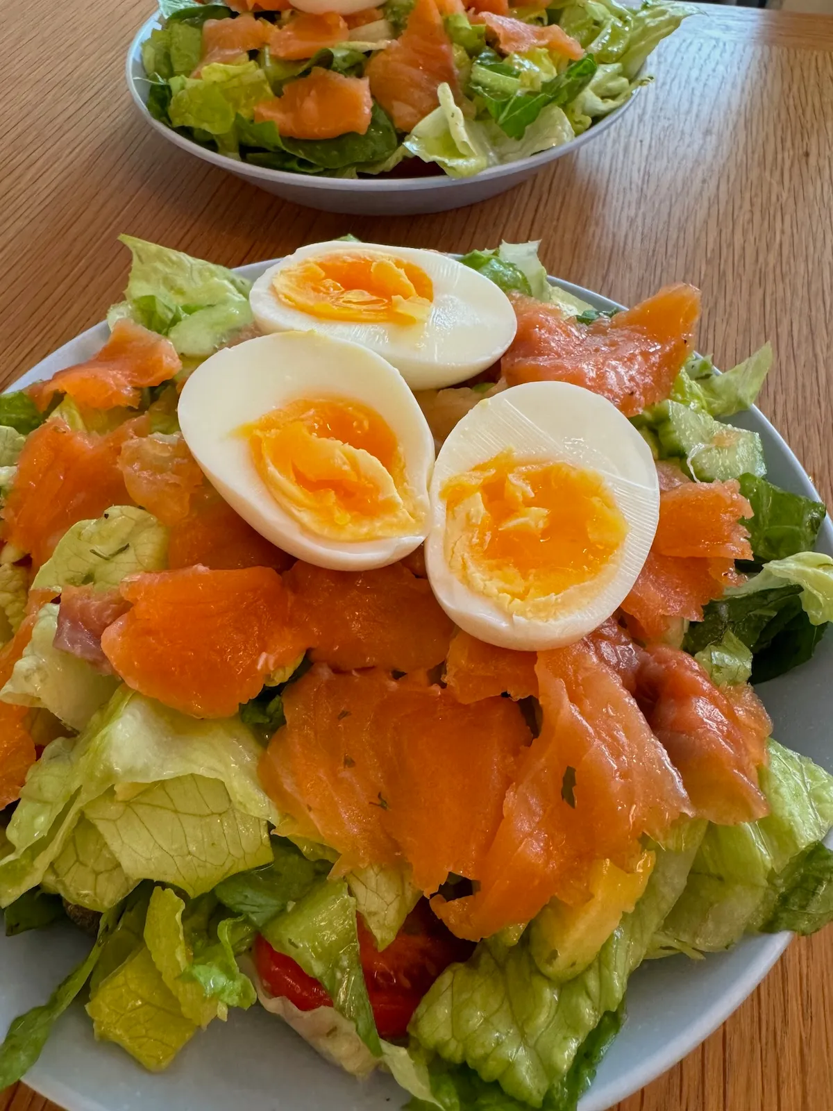 Sallad med gravad lax, avokado och ägg