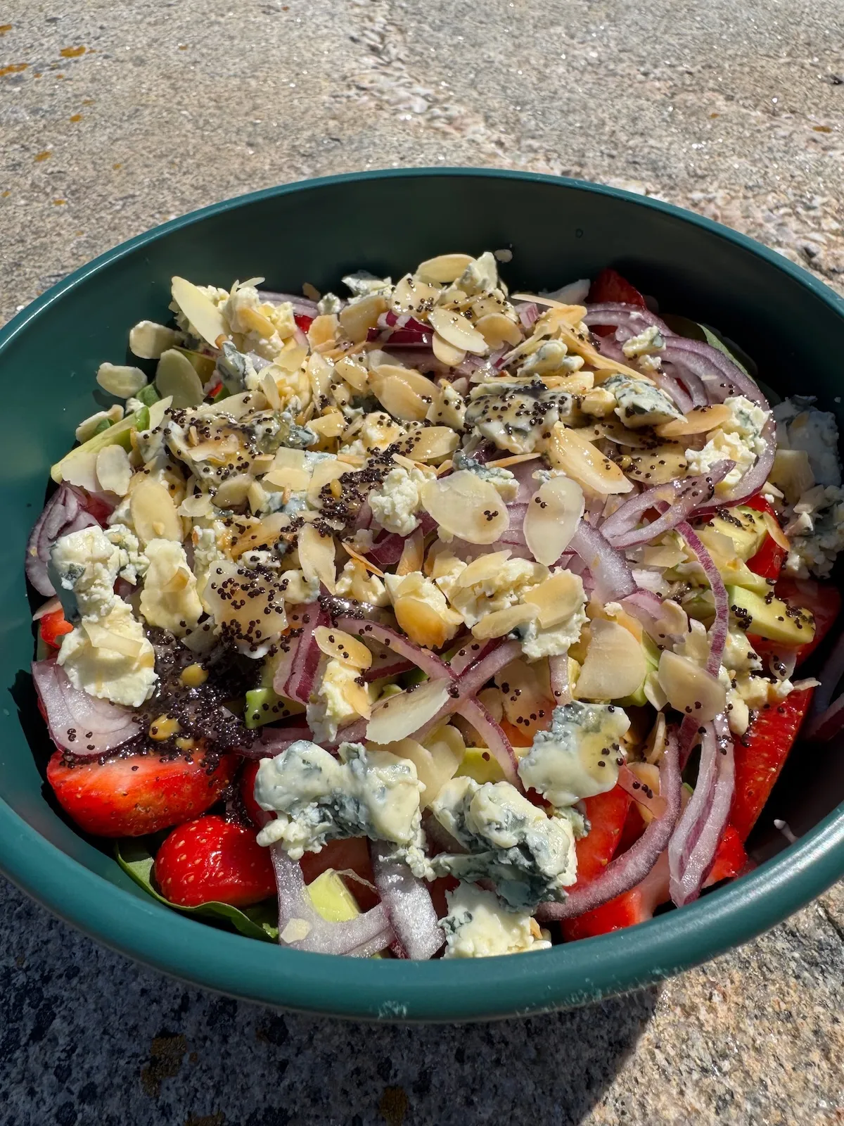 Sallad med jordgubbar, avokado och vallmofrödressing