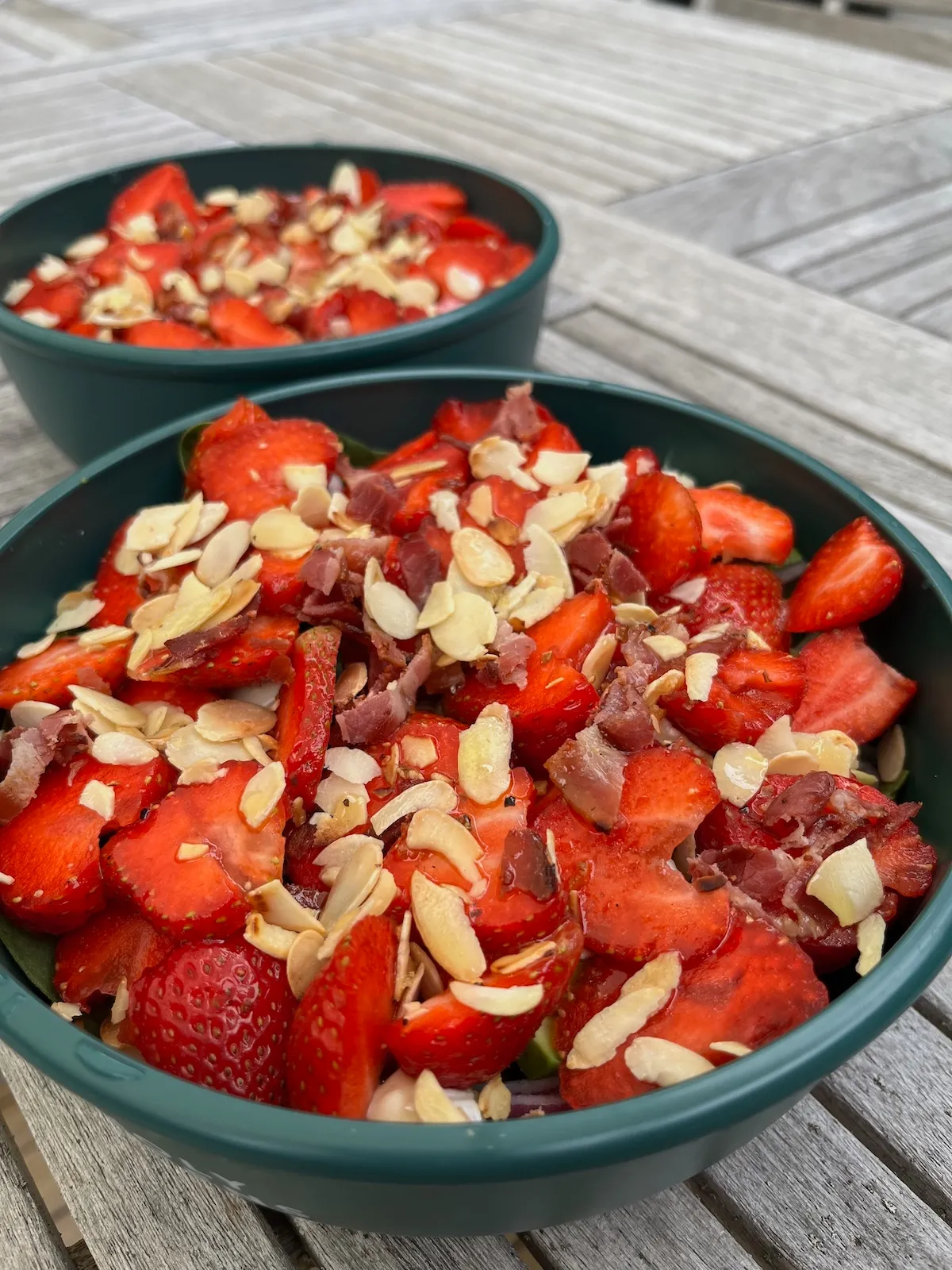 Sallad med jordgubbar och bacon