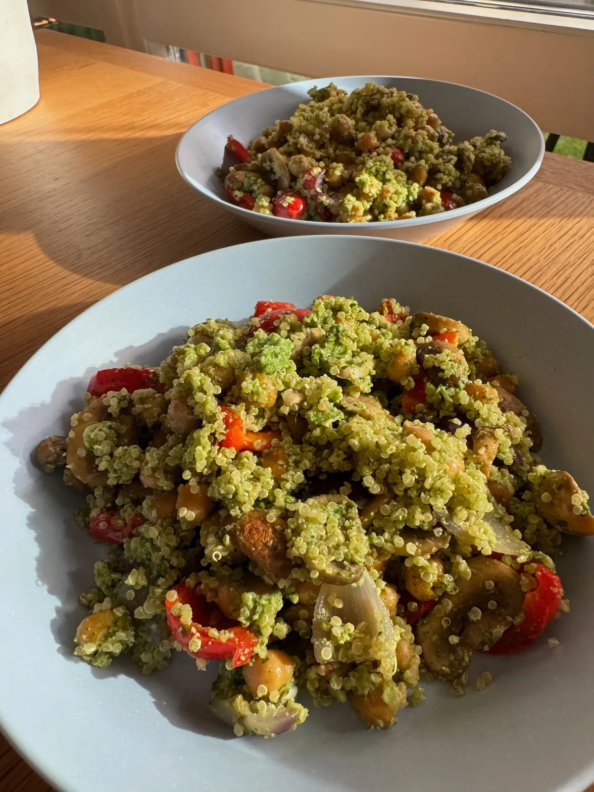 Sallad med rostade grönsaker och kikärtor