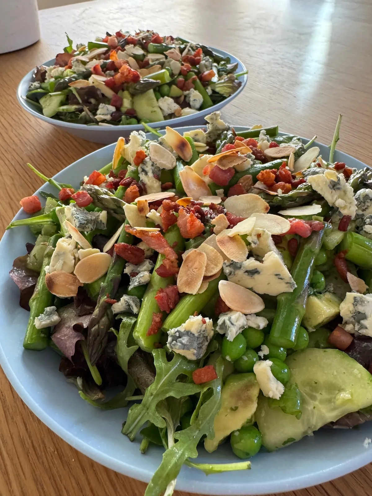 Sallad med sparris, gröna ärtor och Kvibille gräddädel