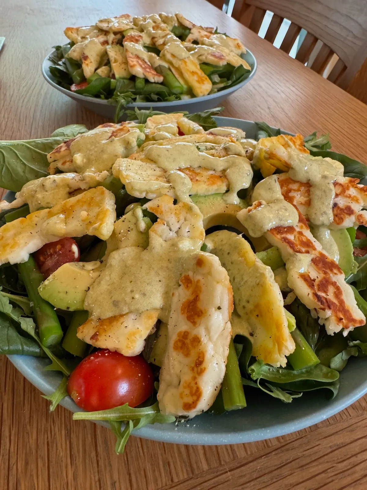 Sallad med sparris och halloumi