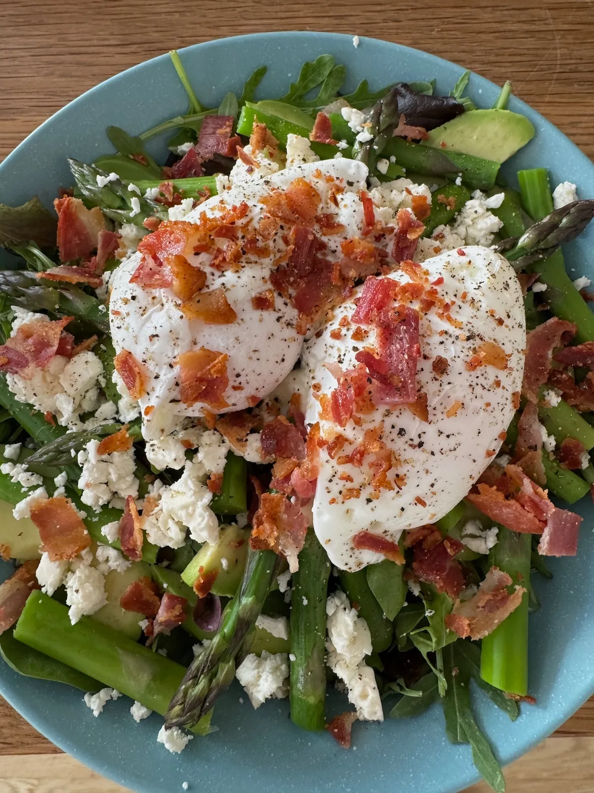 Sparris- och avokadosallad med bacon och pocherat ägg