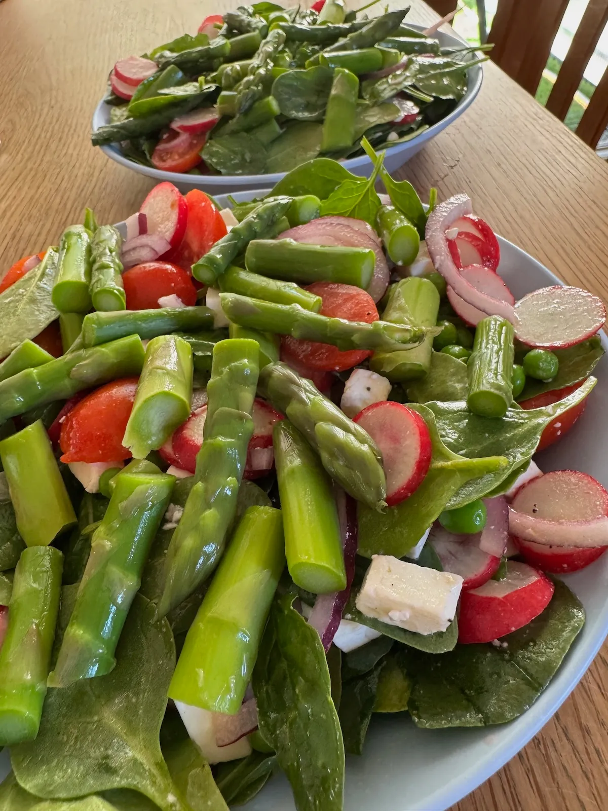 Sparris-sallad med rädisor och fetaost