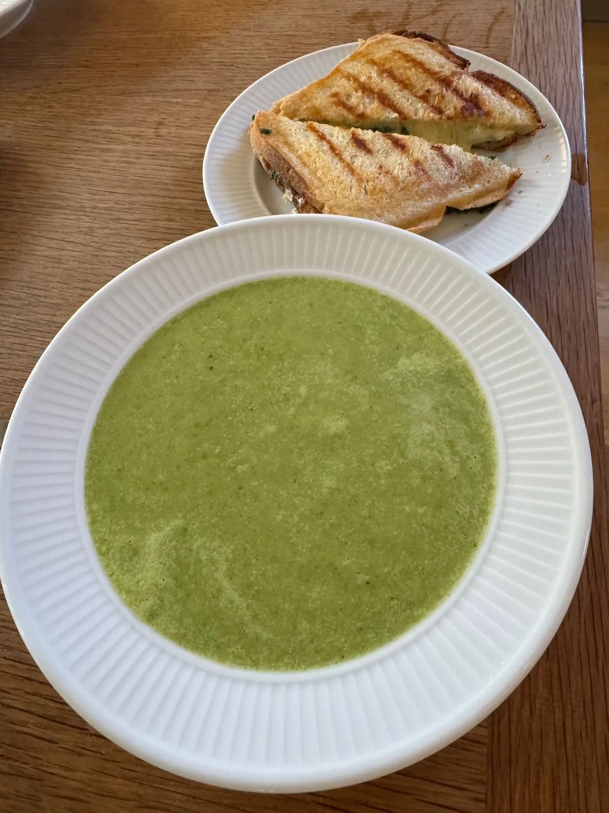 Sparrissoppa med parmesan-toast